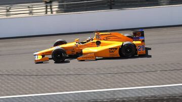 Fernando Alonso durante el segundo d&iacute;a de entrenamientos libres de la Indycar.