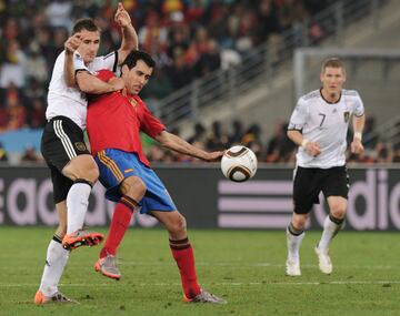 El gran muro de contenci車n de la Selecci車n se encarg車 de ir recuperando balones para facilitar la r芍pida transici車n del centro del campo al ataque. El de Badia fue imposible de superar para los jugadores alemanes.