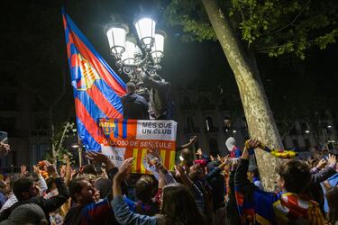Los aficionados del Barcelona celebran en su rincón sagrado, la Fuente de Caneletes, el vigesimoséptimo título de Liga.