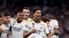 Bellingham celebrando su gol con los jugadores del Real Madrid.