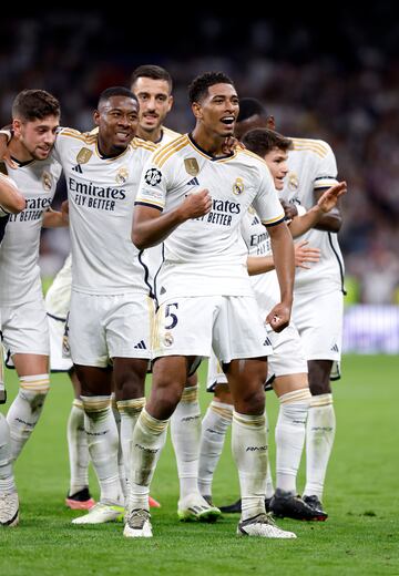 Bellingham celebrando su gol con los jugadores del Real Madrid.