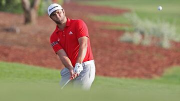 Jon Rahm golpea la bola durante la última jornada del DP World Tour Golf Championship disputado en el Jumeirah Golf Estates de Dubai.
