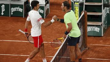 El tenista serbio Novak Djokovic y el español Rafa Nadal se saludan tras su partido de semifinales de Roland Garros 2021.