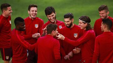 MADRID, SPAIN - MAY 01: Alessio Cerci (5thL) jokes with teammates Filipe Luis (3dR), Yannick Carrasco (4thR), Kevin Gameiro (L), Thomas Teye Partey (2ndL), and Saul Niguez (3dL) during a training session ahead of the UEFA Champions League Semifinal First leg match between Real Madrid CF and Club atletico de Madrid  at Estadio Santiago Bernabeu on May 1, 2017 in Madrid, Spain.  (Photo by Gonzalo Arroyo Moreno/Getty Images)