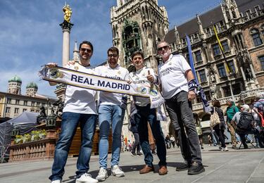 Los aficionados madridistas disfrutan de un buen día en Marienplatz, la plaza central de Múnich. 
