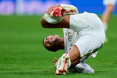 Revolcón del jugador inglés del Real Madrid, Jude Bellingham durante el encuentro frente al Levante UD.