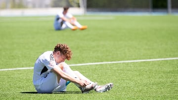 Víctor, delantero del RSC Internacional, abatido tras la derrota ante el Paracuellos Antamira con la que el futuro Real Madrid C pierde el liderato en la última jornada.