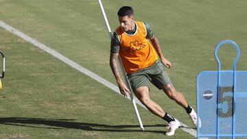 El atacante catal&aacute;n Cristian Tello realiza un ejercicio de velocidad durante un entrenamiento del Betis. 