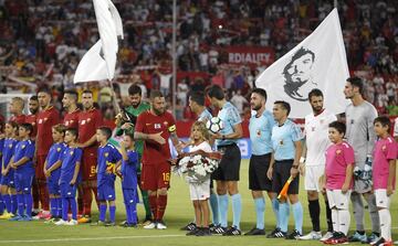 Saludo inicial entre el Sevilla y la Roma. 