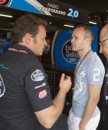 Andrés Iniesta visita los boxes de Yamaha y Honda