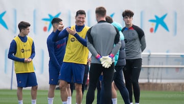 Robert Lewandowski bromea en la última sesión de entrenamiento del Barcelona antes de viajar a Bilbao.