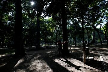 Este gimnasio al aire libre en Caracas est construido con cemento, barras y otros materiales reciclados.