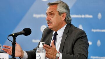 Handout photo released by Argentina's Presidency of Argentine President Alberto Fernandez announcing a new phase of social distancing at the presidential residence in Olivos, Buenos Aires province, Argentina, on November 6, 2020 ,amid the new coronavirus pandemic. (Photo by ESTEBAN COLLAZO / Argentinian Presidency / AFP) / RESTRICTED TO EDITORIAL USE - MANDATORY CREDIT AFP PHOTO / ARGENTINIAN PRESIDENCY / ESTEBAN COLLAZO - NO MARKETING NO ADVERTISING CAMPAIGNS -DISTRIBUTED AS A SERVICE TO CLIENTS