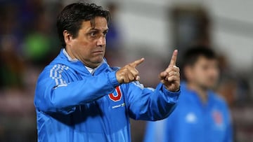 Fútbol, Universidad de Chile vs Palestino.
Decima fecha, campeonato de Transicion 2017.
El entrenador de Universidad de Chile Angel Guillermo Hoyos da instrucciones a sus jugadores durante el partido de primera division contra Palestino disputado