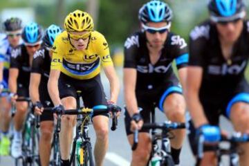 El maillot amarillo, Chris Froome, bien arropado por su equipo.