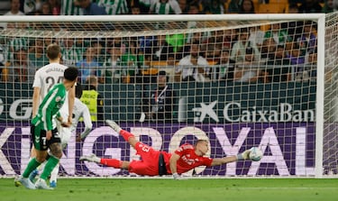 Lunin sostiene al Real Madrid con una intervención clave ante la presión constante del Betis.