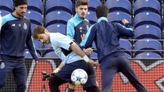 Casillas, en un rondo en el entrenamiento de ayer del Oporto.