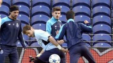 Casillas, en un rondo en el entrenamiento de ayer del Oporto.