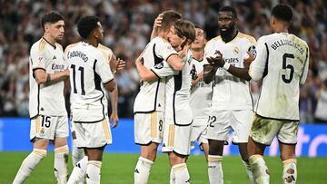 Modric abraza a Kroos cuando el alemán fue sustituido el sábado.