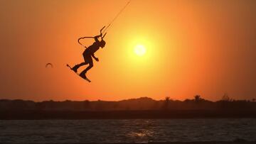 Liam Whaley practicando kitesurf en Cumbuco (Brasil) durante la puesta de sol.