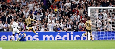 1-1. Gran pase desde el centro del campo de Vinicius al espacio para la carrera de Endrick, que define con una delicada vaselina superando a Álex Remiro.