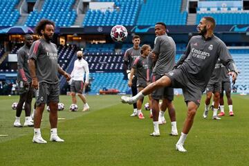 Benzema controla un bal&oacute;n durante la sesi&oacute;n en el Etihad.