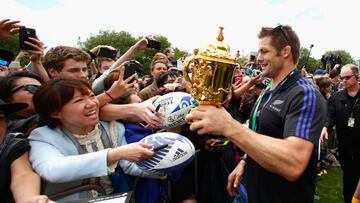 Richie McCaw, capit&aacute;n de los All Blacks, con sus seguidores.