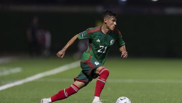 Uriel Antuna en el duelo ante Surinam