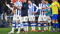 Real Sociedad's Norwegian forward Alexander Sorloth (L) and teammates react at the end of the Spanish League football match between Real Sociedad and Cadiz CF at the Reale Arena stadium in San Sebastian on March 3, 2023. (Photo by ANDER GILLENEA / AFP)