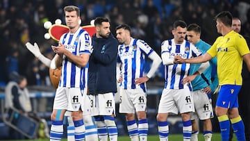 Real Sociedad's Norwegian forward Alexander Sorloth (L) and teammates react at the end of the Spanish League football match between Real Sociedad and Cadiz CF at the Reale Arena stadium in San Sebastian on March 3, 2023. (Photo by ANDER GILLENEA / AFP)