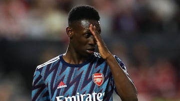 Folarin Balogun cae ante Brentford en su debut con el Arsenal