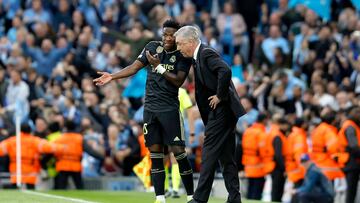 Vinicius habla con su entrenador, Carlo Ancelotti.