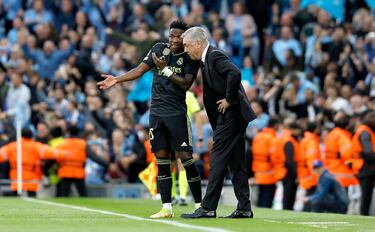 Vinicius habla con su entrenador, Carlo Ancelotti.