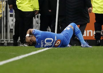 Dimitri Payet recibe un botellazo durante el partido contra el Lyon