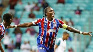 Hugo Rodallega en un partido de Bahía.