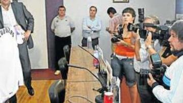 <b>DE ESTRENO.</b> Cifuentes posó con la camiseta del Valladolid ante los meidos de comunicación