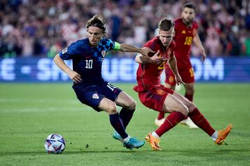 Modric se desprende de Dani Olmo en la final de la Liga de Naciones.