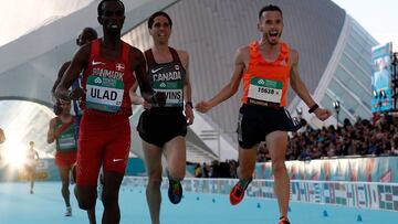 GRAF9861. VALENCIA, 24/03/2018.- El atleta espa&ntilde;ol Carles Castillejo (d), descarte del equipo espa&ntilde;ol en el Mundial de Medio Marat&oacute;n celebrado en Valencia, cruza la meta en su participaci&oacute;n en la carrera popular. EFE/ Juan Carlos C&aacute;rdenas.