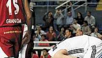 <B>ENFADO.</b> Djordjevic se lamenta tras una pérdida de balón.