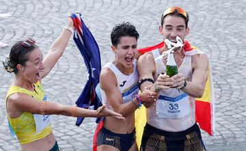 María Pérez y Álvaro Martín celebran con champán con la pareja australiana, que ganó el bronce, formada por Jemima Montag y Rhydian Cowley.