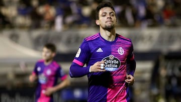 GRAF5761. MARBELLA (MÁLAGA), 05/01/2021.- El delantero del Valladolid Óscar Plano tras marcar el segundo gol ante el Marbella, durante el partido de la Copa del Rey que disputan esta noche en el Estadio Municipal Antonio Lorenzo Cuevas de Ma