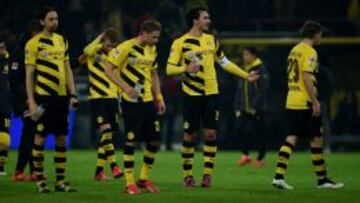 Los jugadores del Borussia Dortmund se lamentan del empate.