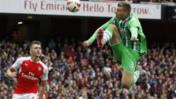 Bendtner, en un partido con el Wolfsburgo contra su exclub, el Arsenal.