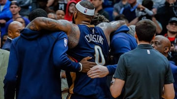 DeMarcus Cousins se retira lesionado y ayudado por dos compa&ntilde;eros en su etapa en los New Orleans Pelicans de la NBA