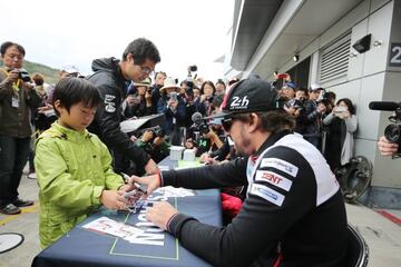 Alonso firmando autógrafos.