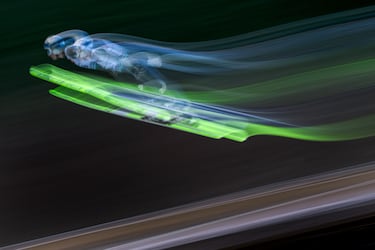 Los saltos de esquí son de por sí espectaculares, incluso vistos en fotografías. Si a eso se añade una larga exposición como la de la imagen que ilustra estas líneas, el resultado es sorprendente. En ella aparece el estonio Kristjan Ilves dejando una estela de colores durante la Copa Mundial Nórdica combinada masculina en Schonach, Alemania. 