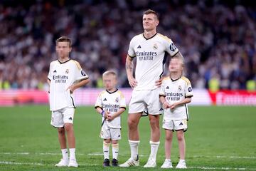 Tras finalizar el partido, Toni Kroos salta al terreno de juego con sus tres hijos para dar una merecida vuelta de honor al estadio Santiago Bernabéu.