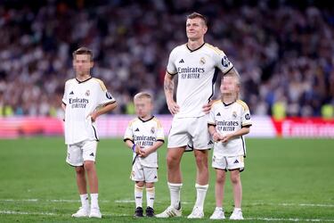 Tras finalizar el partido, Toni Kroos salta al terreno de juego con sus tres hijos para dar una merecida vuelta de honor al estadio Santiago Bernabéu.