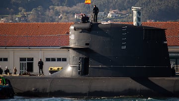 El submarino S-81 ‘Isaac Peral’ de la Armada, llega a la escuela naval militar de Marín tras realizar maniobras en el entorno de la ría de Pontevedra, a 13 de marzo de 2025, en Marín, Pontevedra, Galicia (España). El submarino 'Isaac Peral' (S-81), primera unidad de la serie S-80 de la Armada, ha recalado en el puerto de Marín, desde donde continuará hacia Ferrol, cuna de las principales Escuelas de la Armada, donde se forman los oficiales, suboficiales y el personal de marinería. A su salida de Galicia, y de regreso a Cartagena, el ‘Isaac Peral’ participará en el ejercicio FLOTEX, maniobras en las que operará junto al veterano submarino 'Galerna' (S-71) y diversas unidades de superficie y aéreas, tanto nacionales como extranjeras.
13 MARZO 2025;SUBMARINO S-81;ISAAC PERAL;ARMADA;MARÍN;PONTEVEDRA;GALICIA
Adrián Irago / Europa Press
13/03/2025
