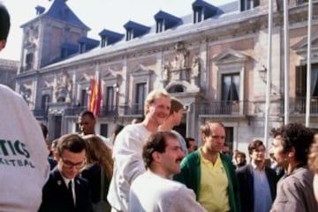 Los jugadores de los Celtics con Larry Bird a la cabeza durante su visita a la capital antes del comienzo del torneo.